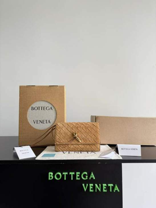 Picture of Bottega Veneta Handbags _SKUfw230103619fw